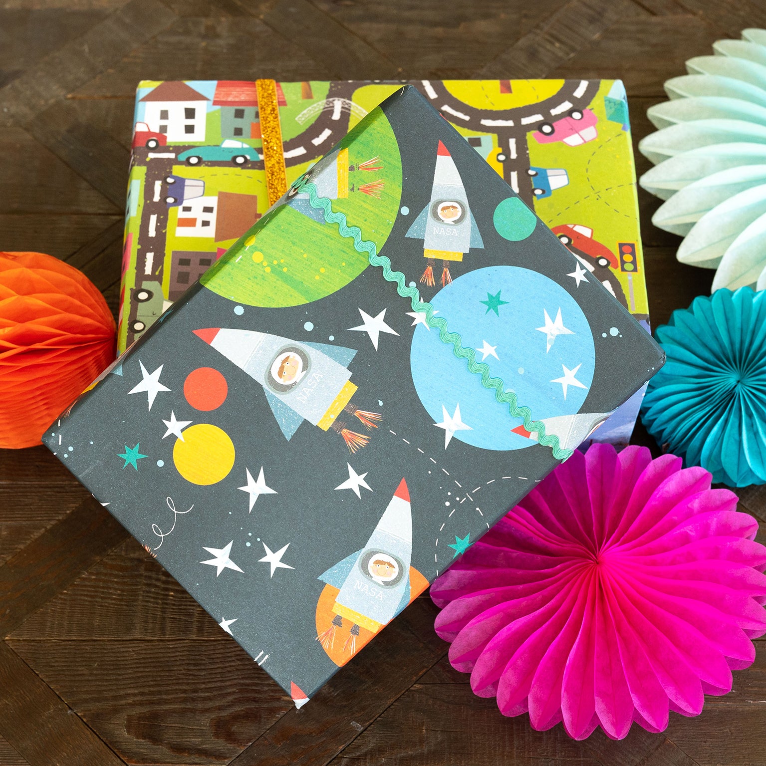 WP90 spaceman wrapping paper