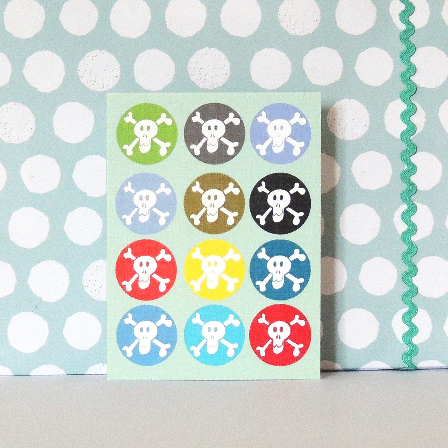 WTW04 mini skulls greetings card
